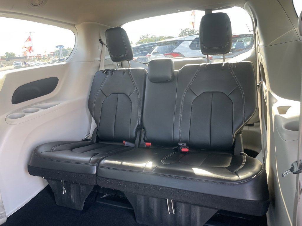 Used 2024 Chrysler Pacifica Touring-L image 9