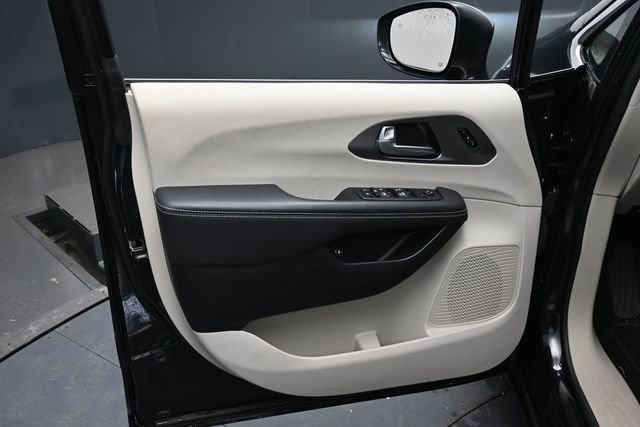 Used 2023 Chrysler Pacifica Touring-L FWD image 13