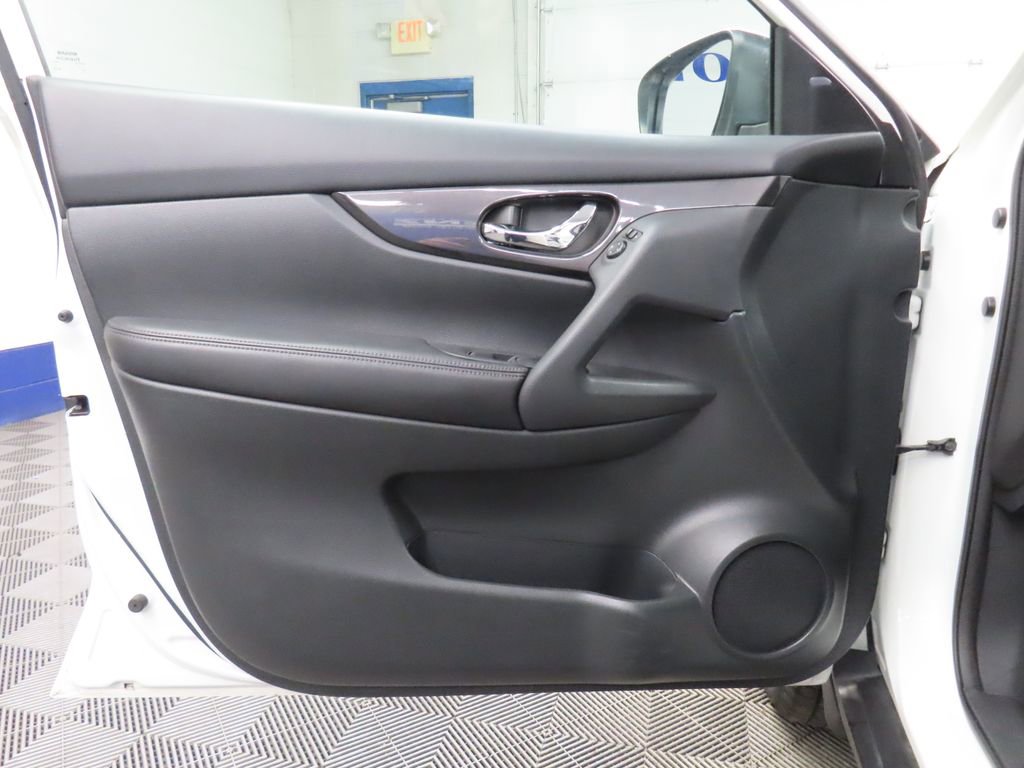 Used 2017 Nissan Rogue SV AWD/4WD image 41