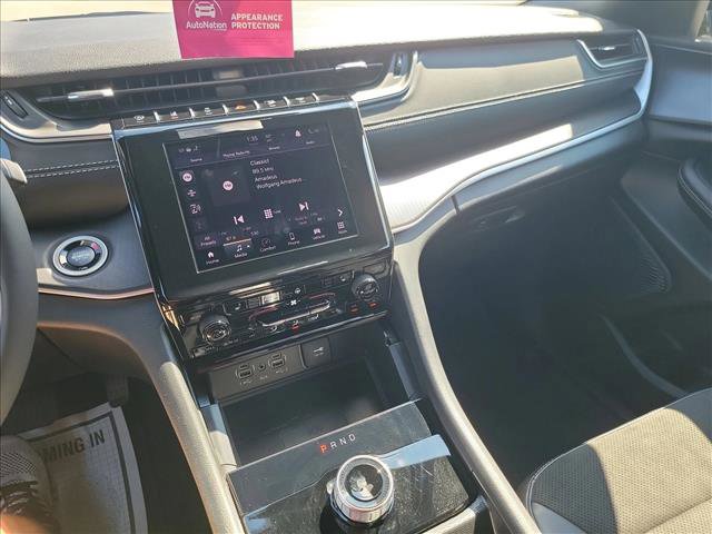 Used 2025 Jeep Grand Cherokee Altitude image 21