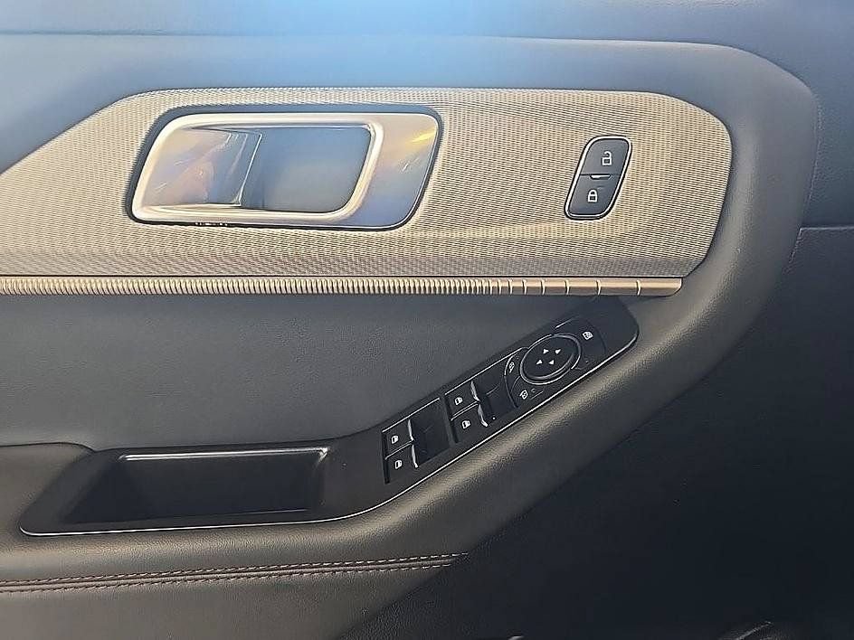 Used 2025 Ford Explorer Active AWD/4WD image 14