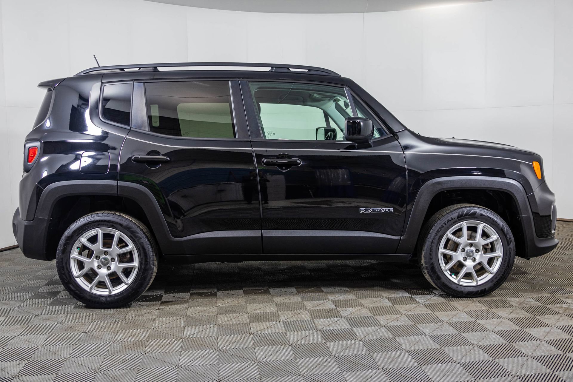 Used 2019 Jeep Renegade Latitude w/ Cold Weather Group image 14