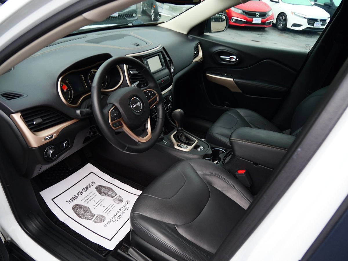 Used 2017 Jeep Cherokee Sport AWD/4WD image 9