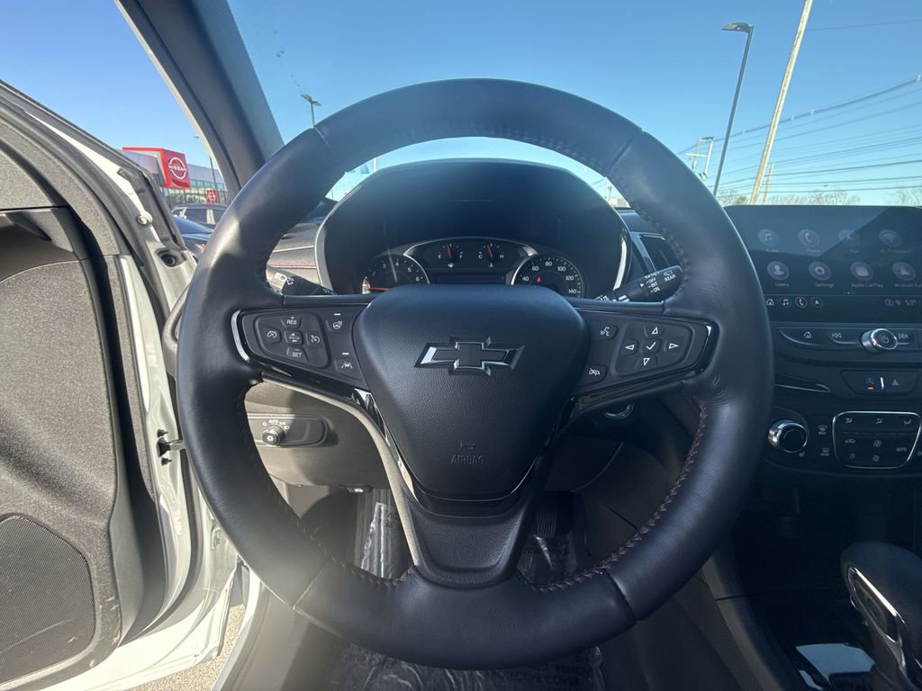 Used 2022 Chevrolet Equinox RS w/ Infotainment Package image 14