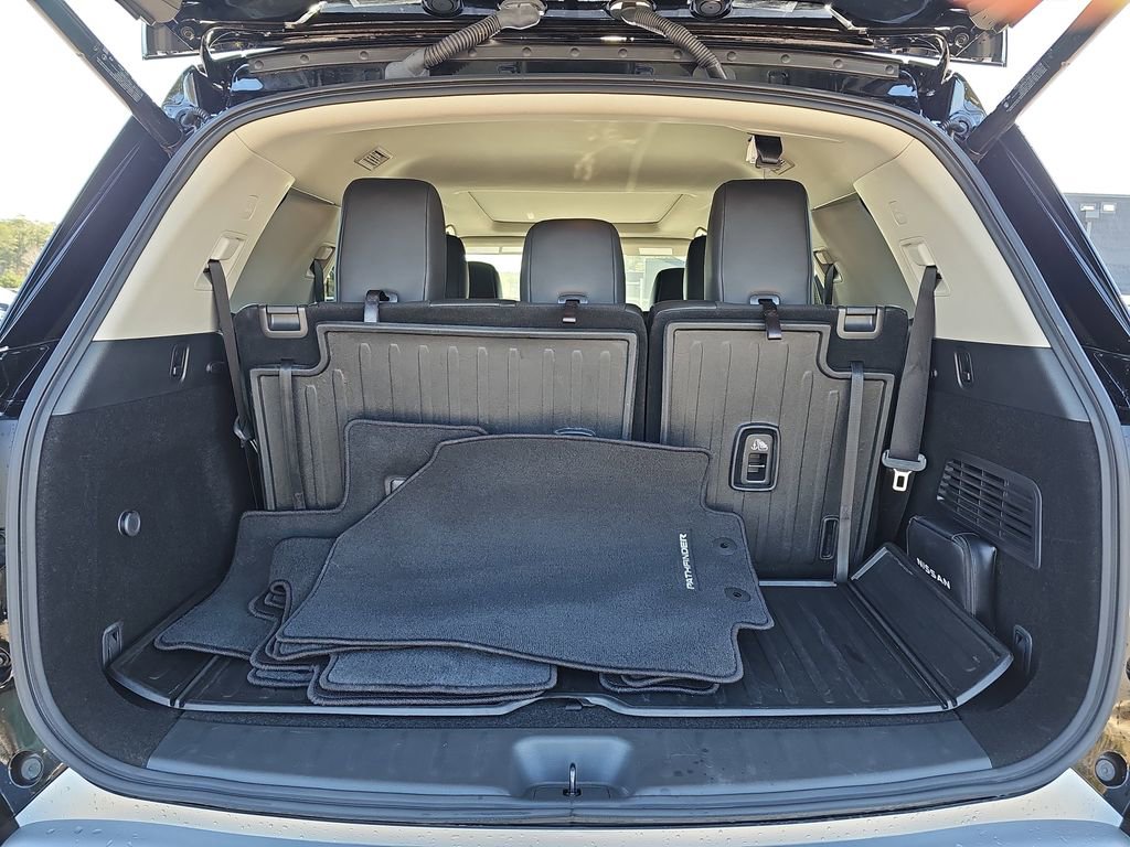 Used 2024 Nissan Pathfinder Platinum w/ Cargo Package image 16