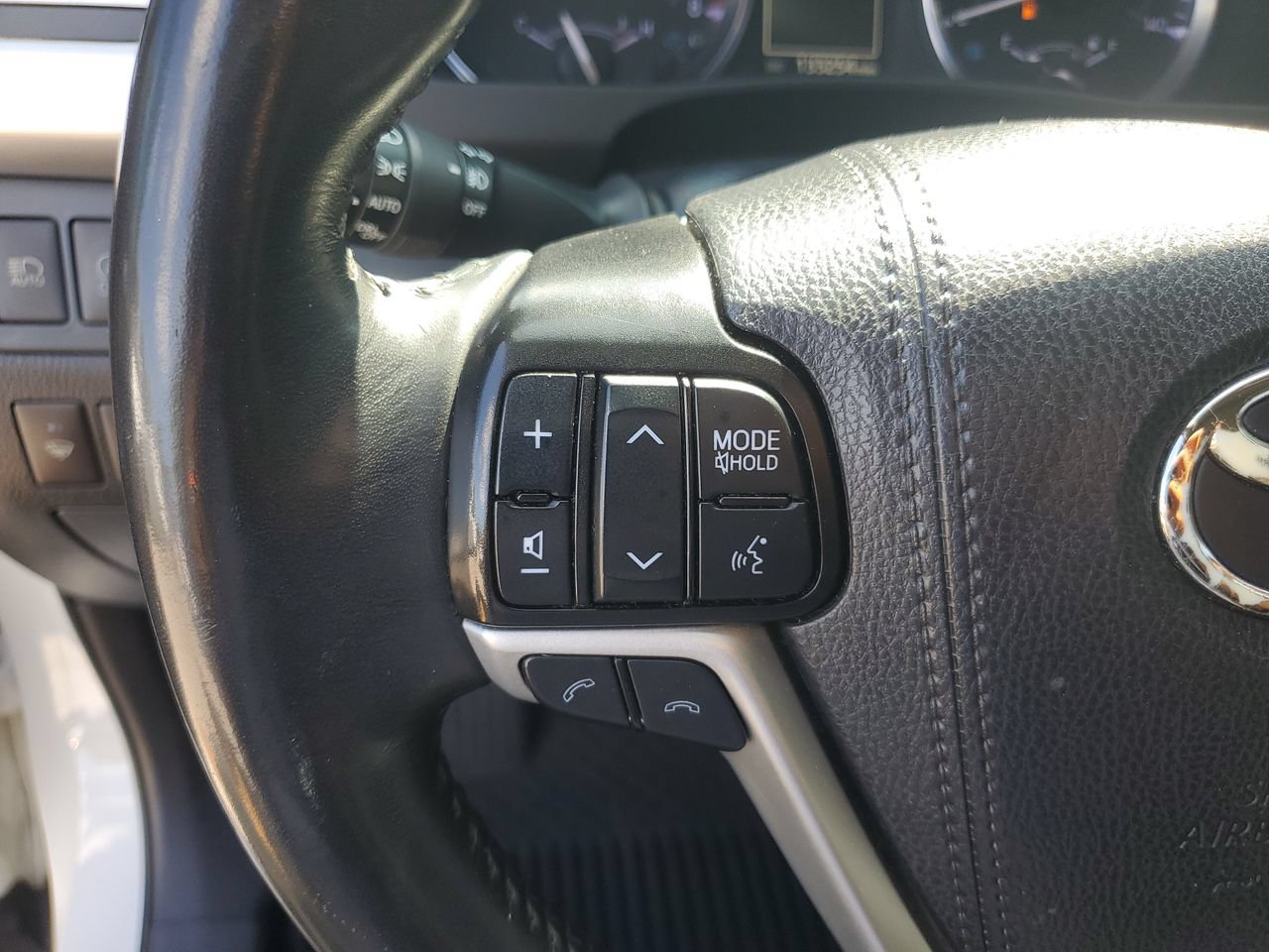 Used 2019 Toyota Highlander SE FWD image 18