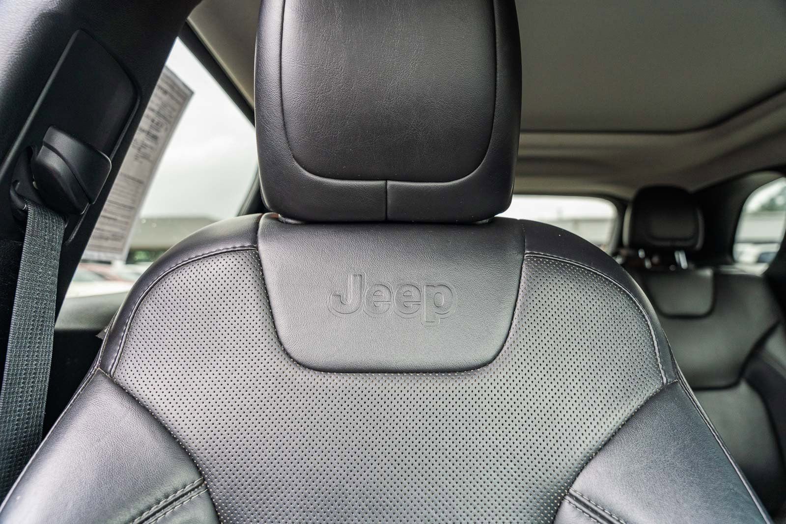 Used 2019 Jeep Cherokee Limited image 12