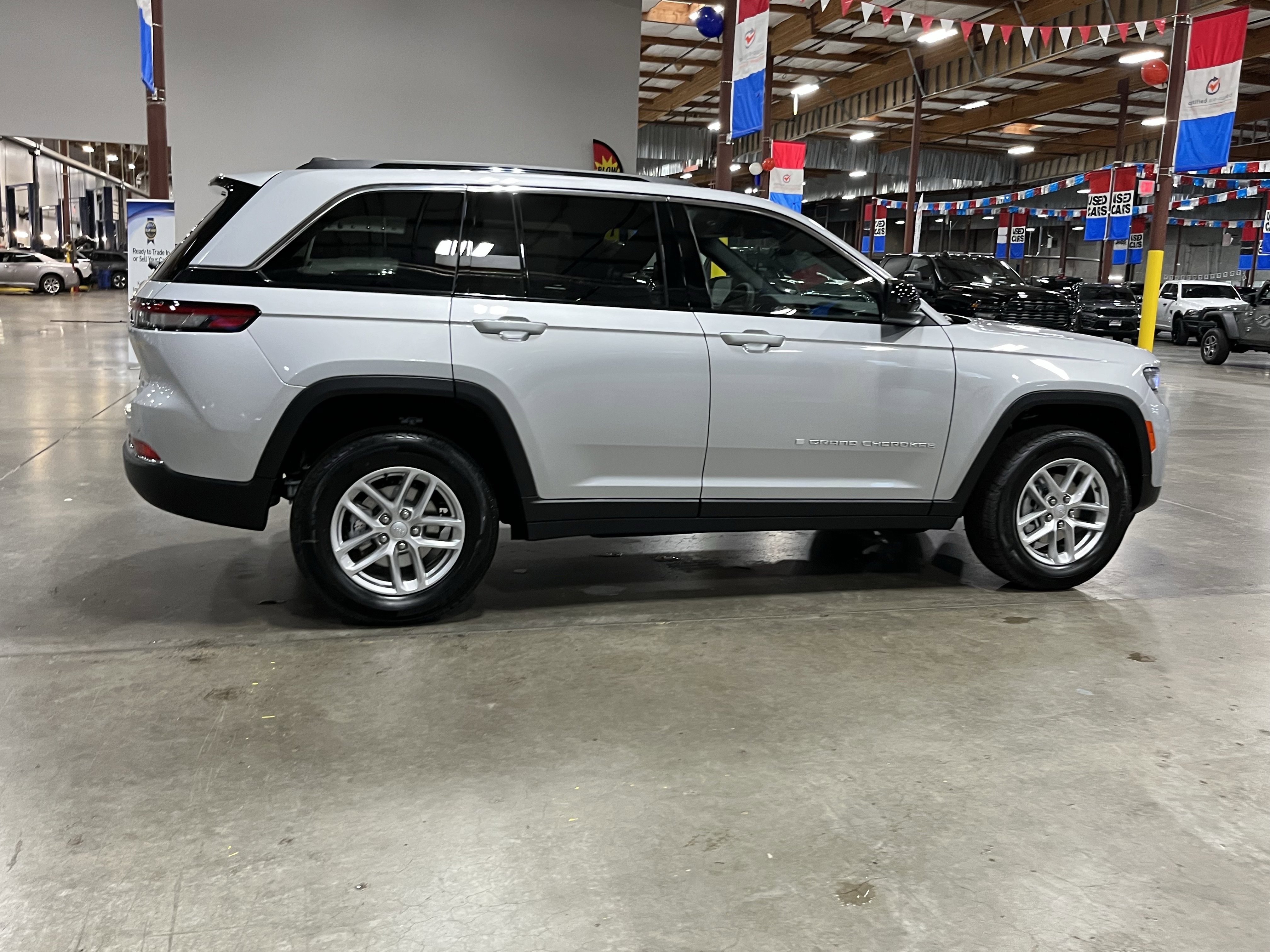 Certified 2025 Jeep Grand Cherokee Laredo X w/ Luxury Tech Group I image 6