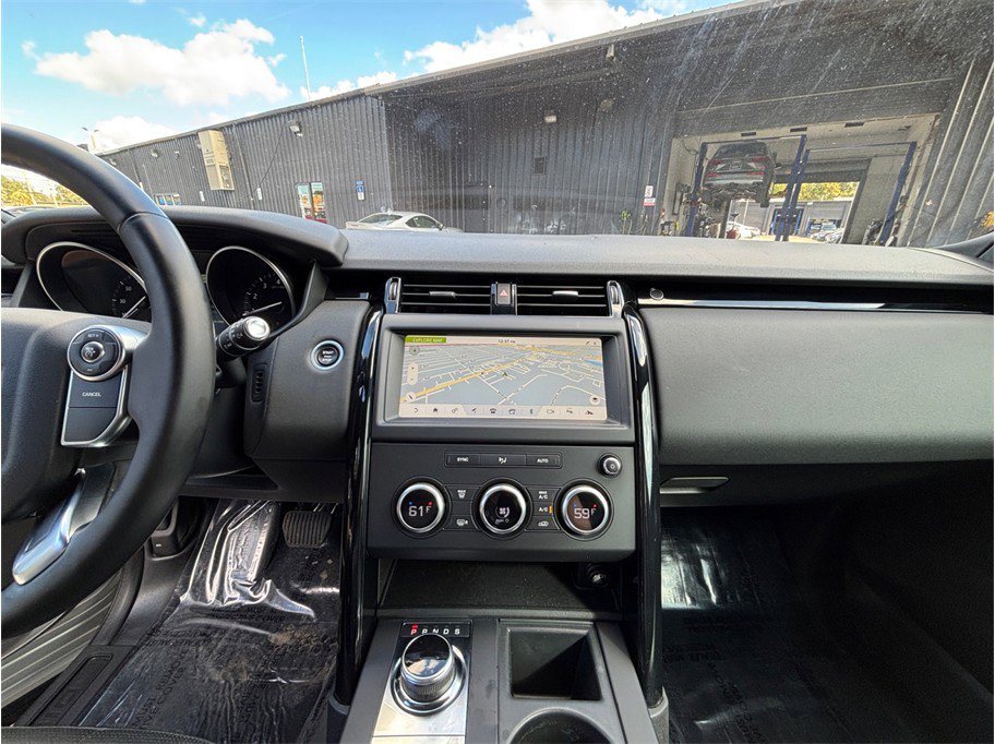 Used 2018 Land Rover Discovery SE image 11