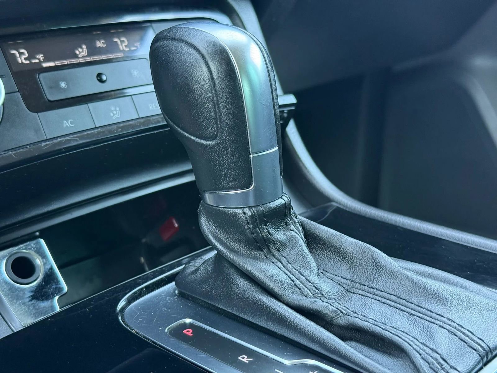 Used 2012 Volkswagen Touareg Sport image 35