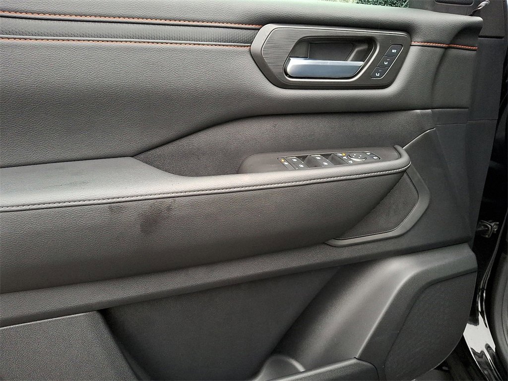 Used 2025 Nissan Armada PRO-4X image 13