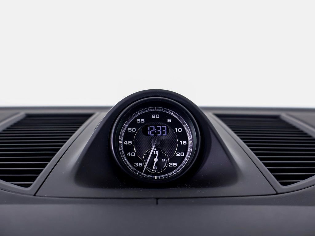 Certified 2025 Porsche Macan Turbo AWD/4WD image 17