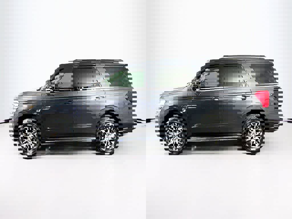 Certified 2022 Ford Expedition XLT image 3