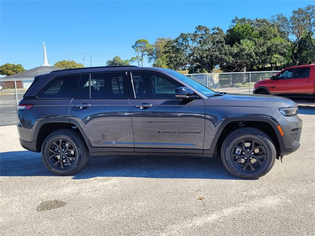 Used 2025 Jeep Grand Cherokee Altitude image 8
