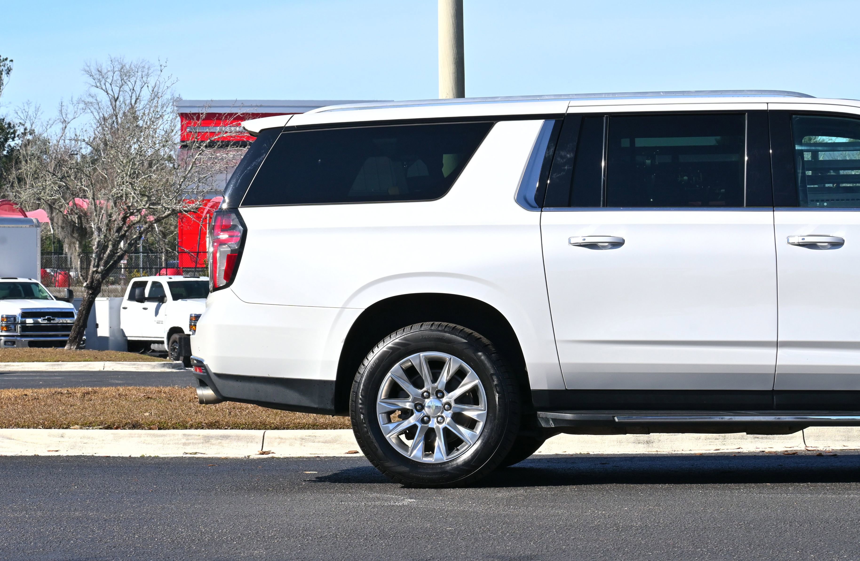 Used 2021 Chevrolet Suburban Premier w/ Premium Package image 5