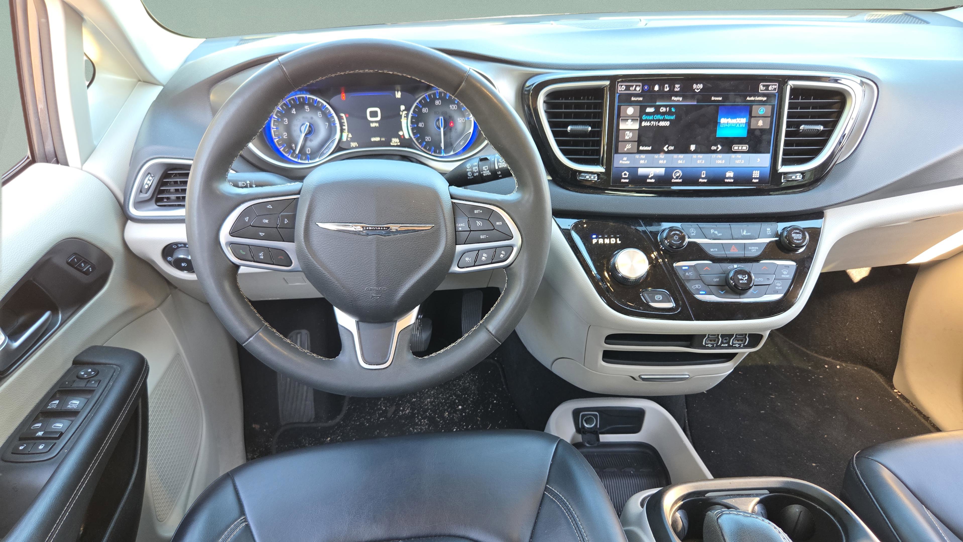 Used 2023 Chrysler Pacifica Touring-L FWD image 11