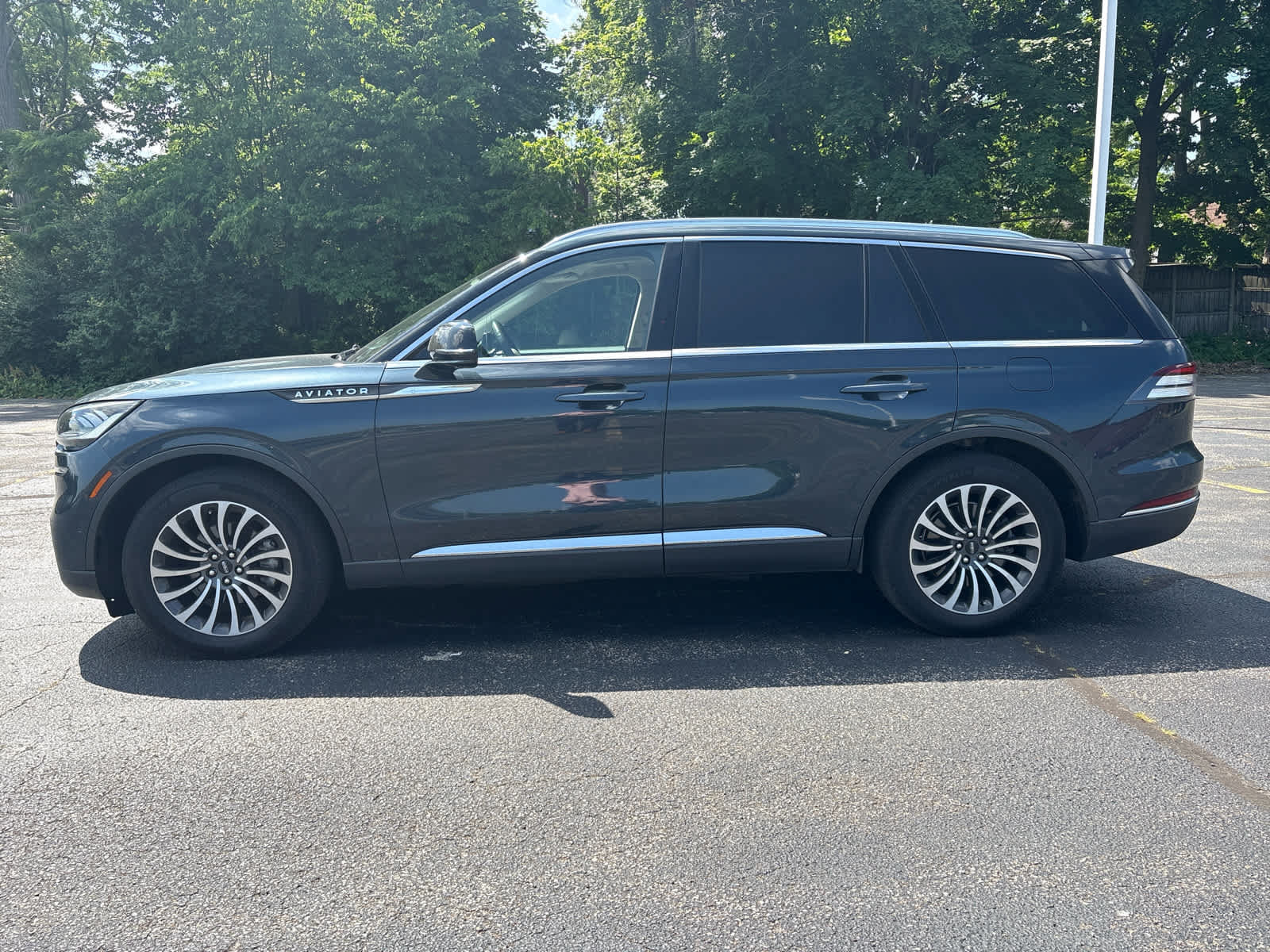 Used 2022 Lincoln Aviator Reserve w/ Equipment Group 201A AWD/4WD image 3