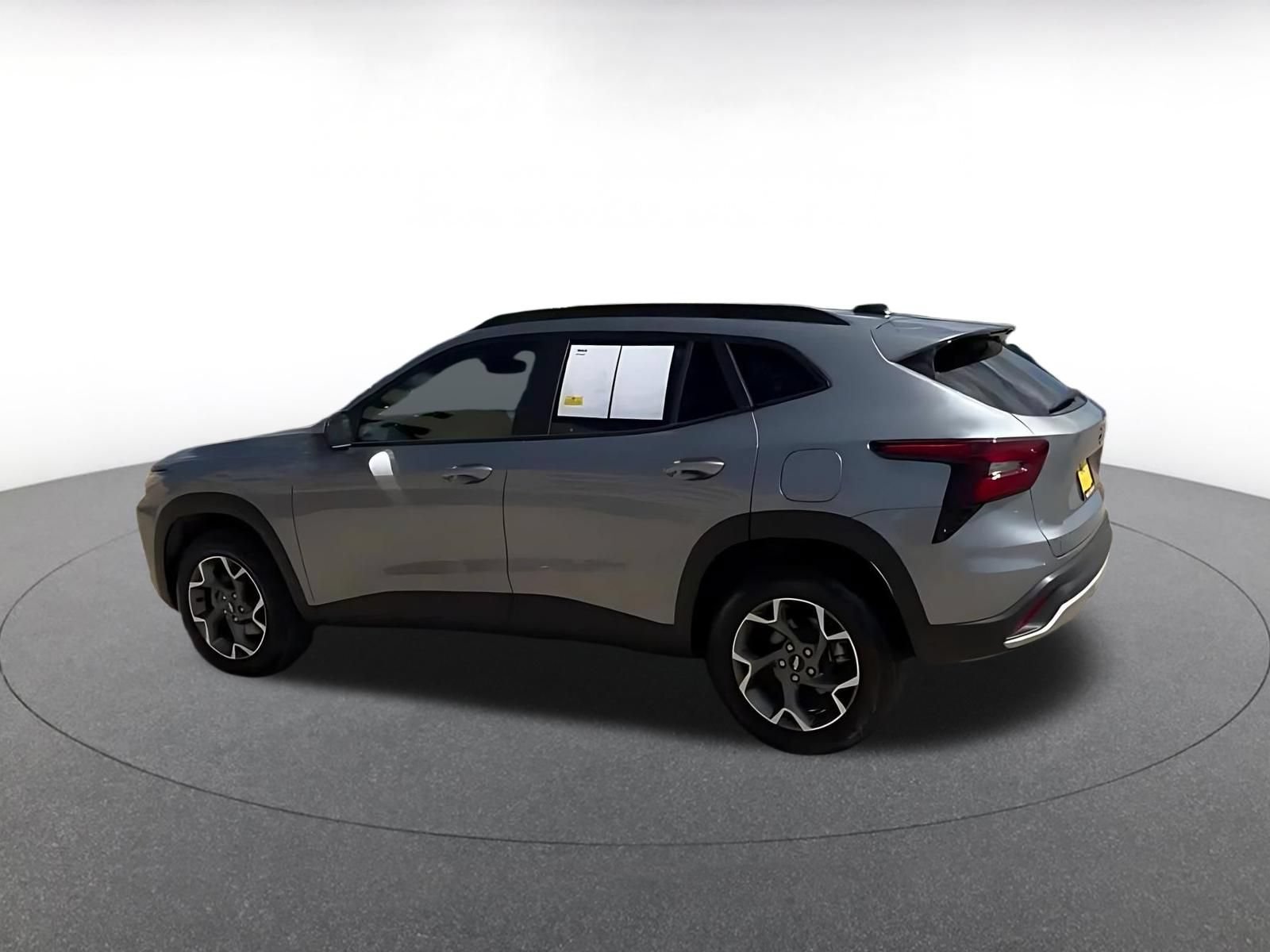 Used 2025 Chevrolet Trax LT FWD image 10