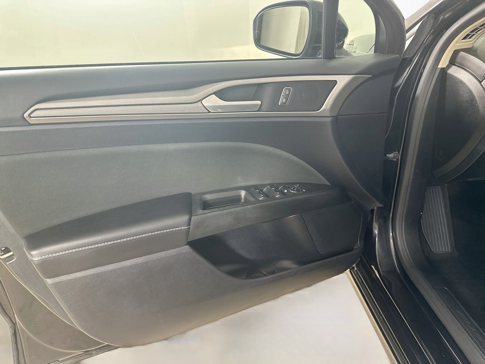 Used 2019 Ford Fusion SE FWD image 16