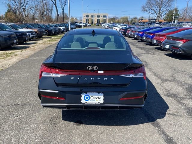 Certified 2025 Hyundai Elantra SEL image 5