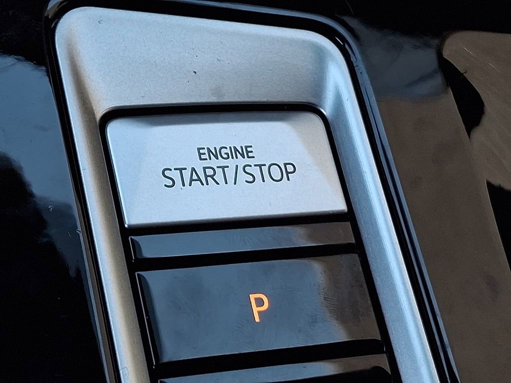 Certified 2025 Volkswagen Atlas Cross Sport SE w/ Panoramic Sunroof Package AWD/4WD image 25