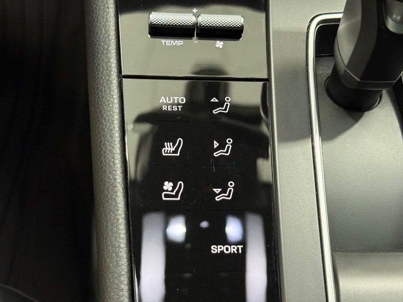 Certified 2025 Porsche Macan AWD/4WD image 25