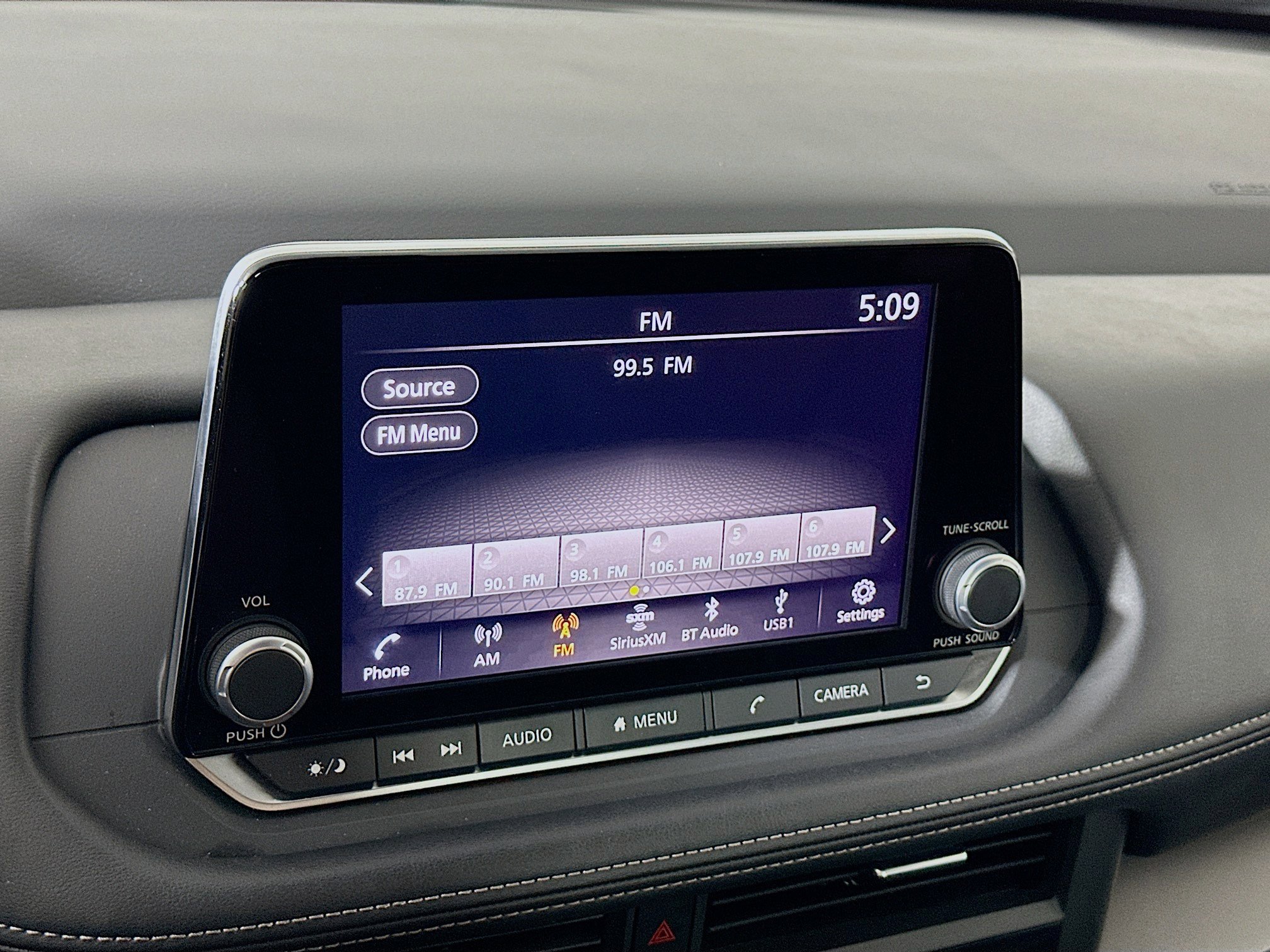 Used 2025 Nissan Rogue SV image 19