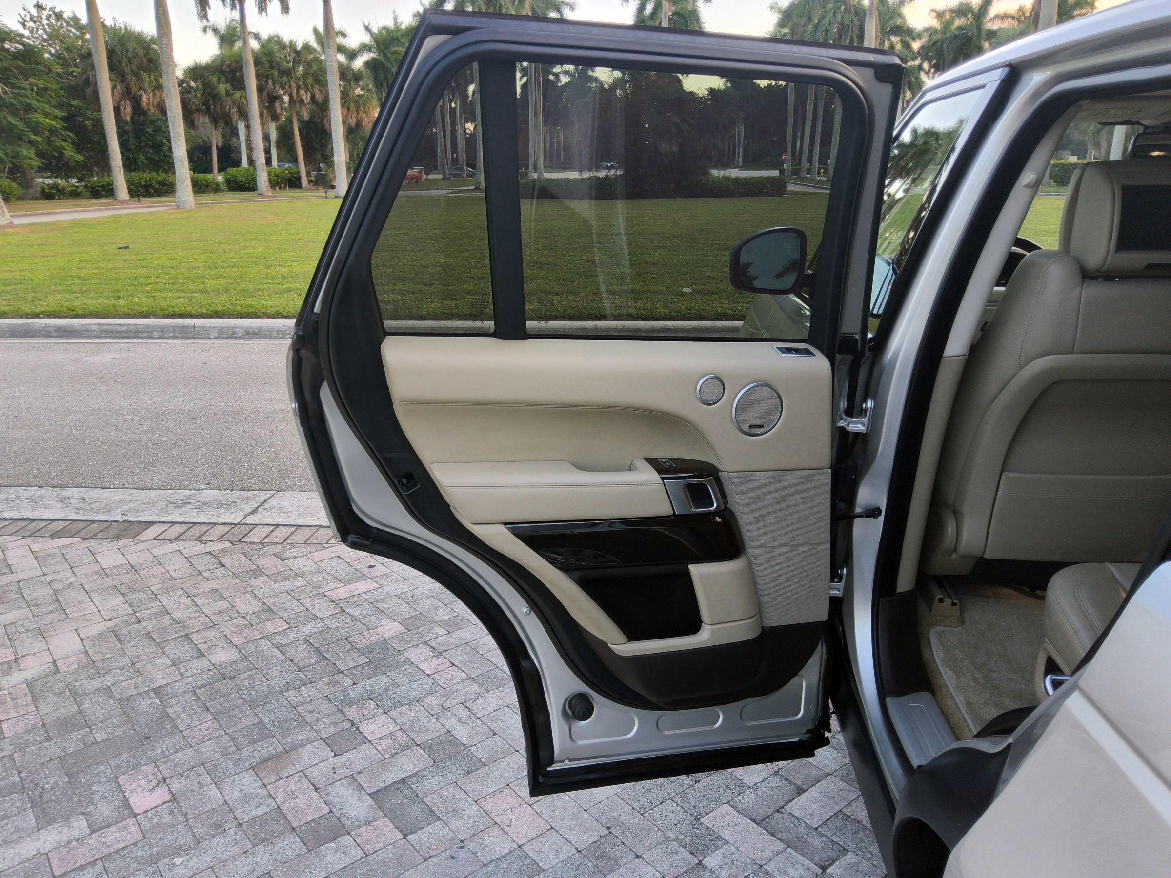 Used 2015 Land Rover Range Rover HSE image 29