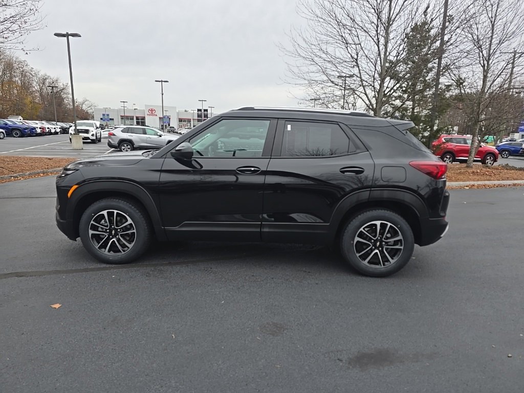 Used 2025 Chevrolet TrailBlazer LT w/ Driver Confidence Package image 3