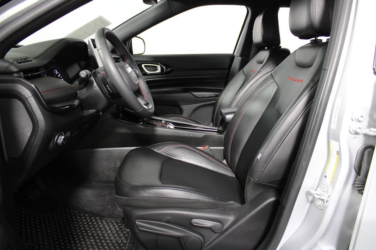 Used 2025 Jeep Compass Trailhawk AWD/4WD image 11