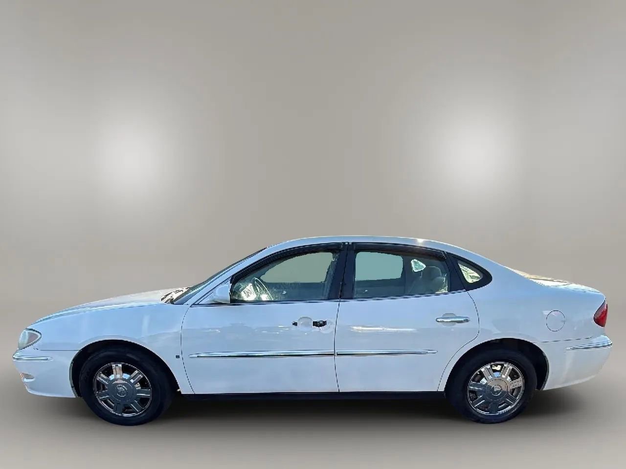 Used 2009 Buick LaCrosse CX image 2