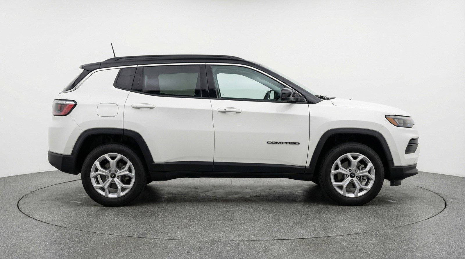 Used 2025 Jeep Compass Latitude AWD/4WD image 11