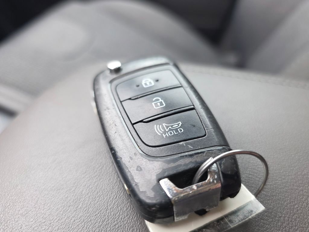 Used 2020 Hyundai Santa Fe SE w/ Cargo Package FWD image 28