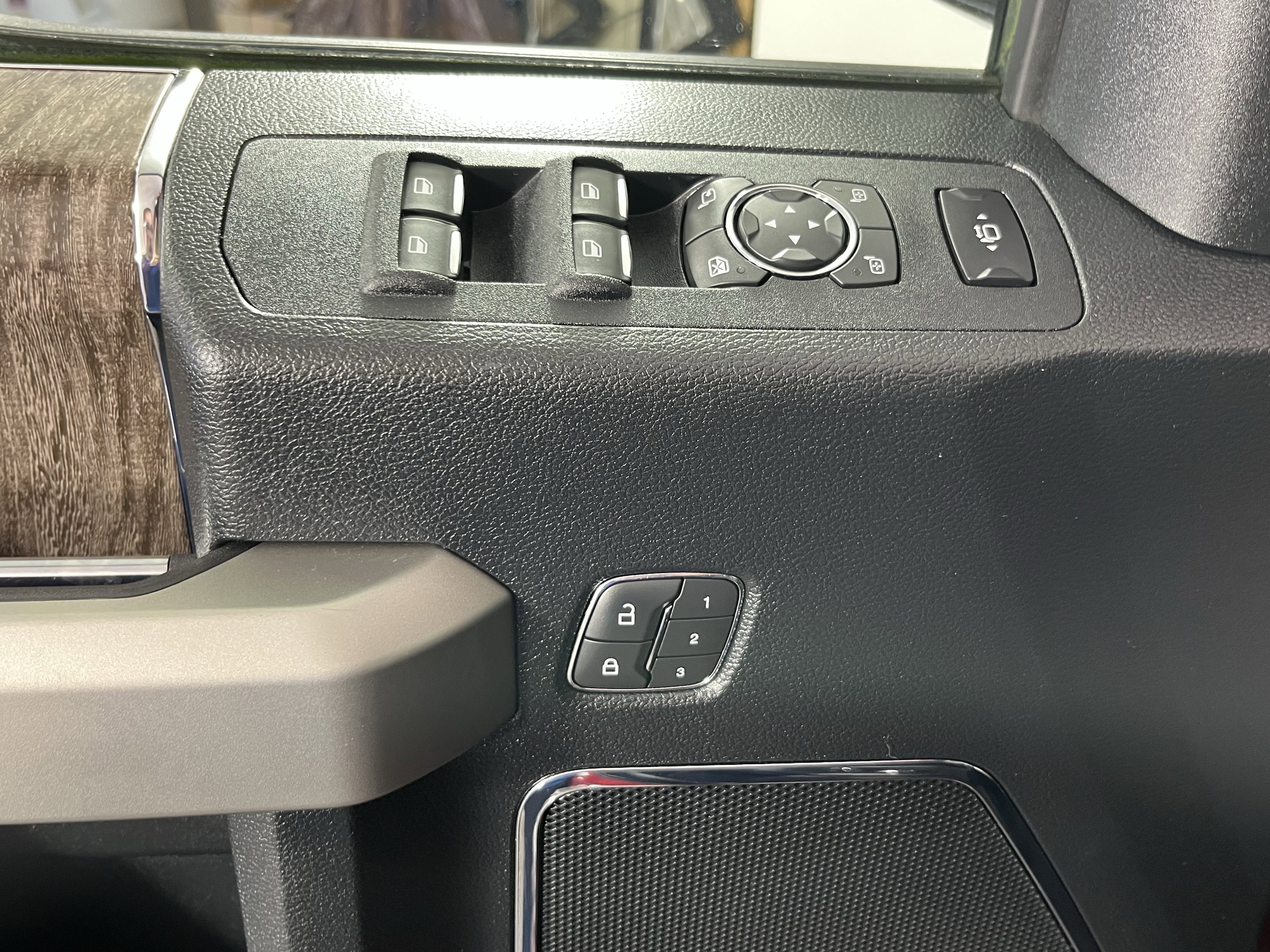 Used 2019 Ford F350 Lariat image 17