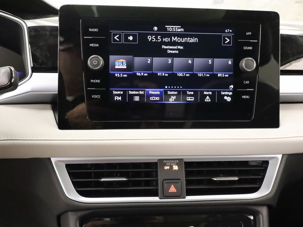 New 2026 Volkswagen Taos SE FWD image 9