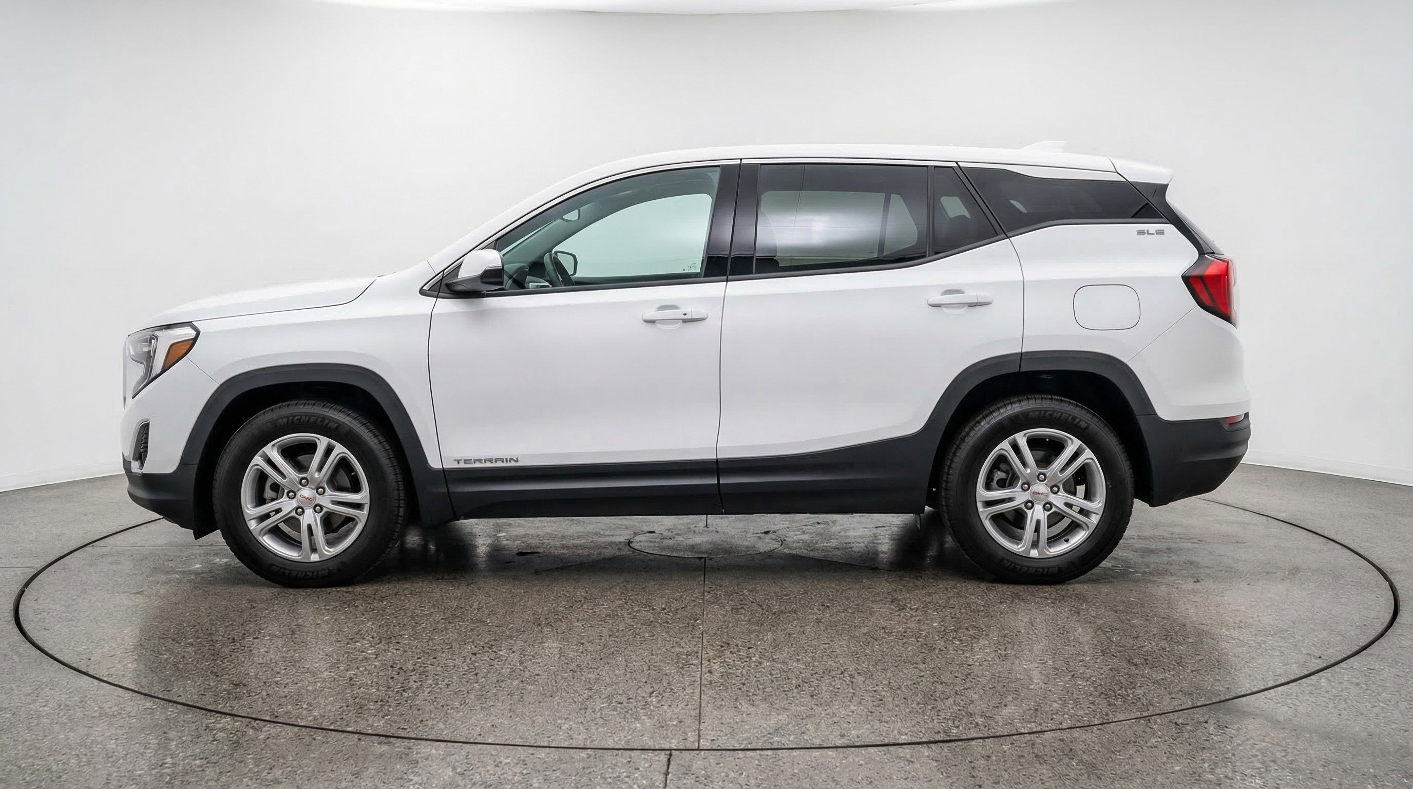 Used 2024 GMC Terrain SLE image 5