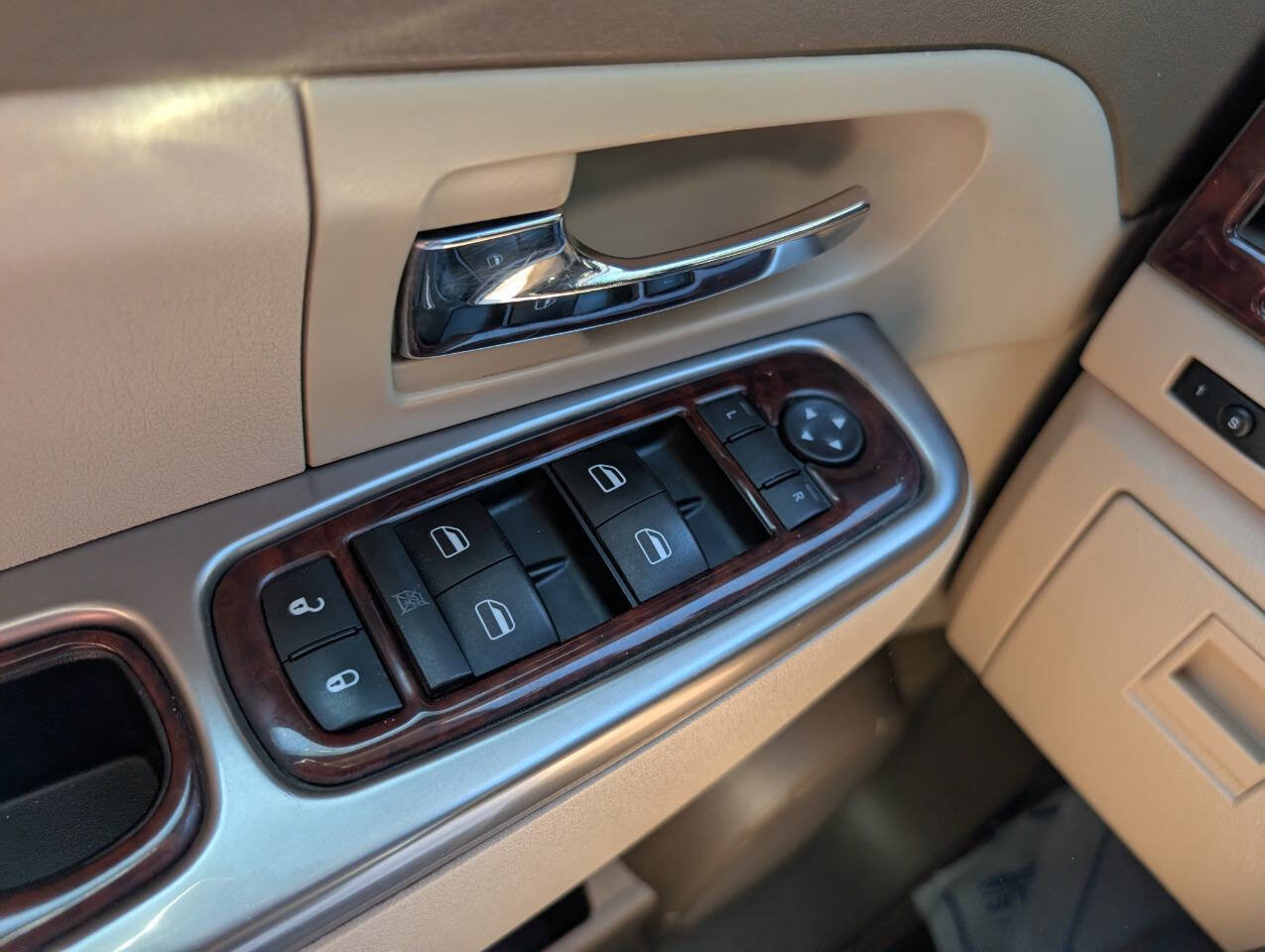 Used 2011 Jeep Liberty Limited w/ Comfort/Convenience Group AWD/4WD image 16