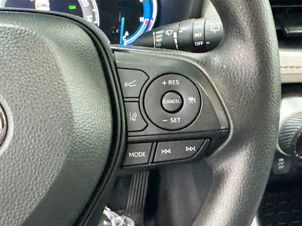 Used 2024 Toyota RAV4 XLE AWD/4WD image 9