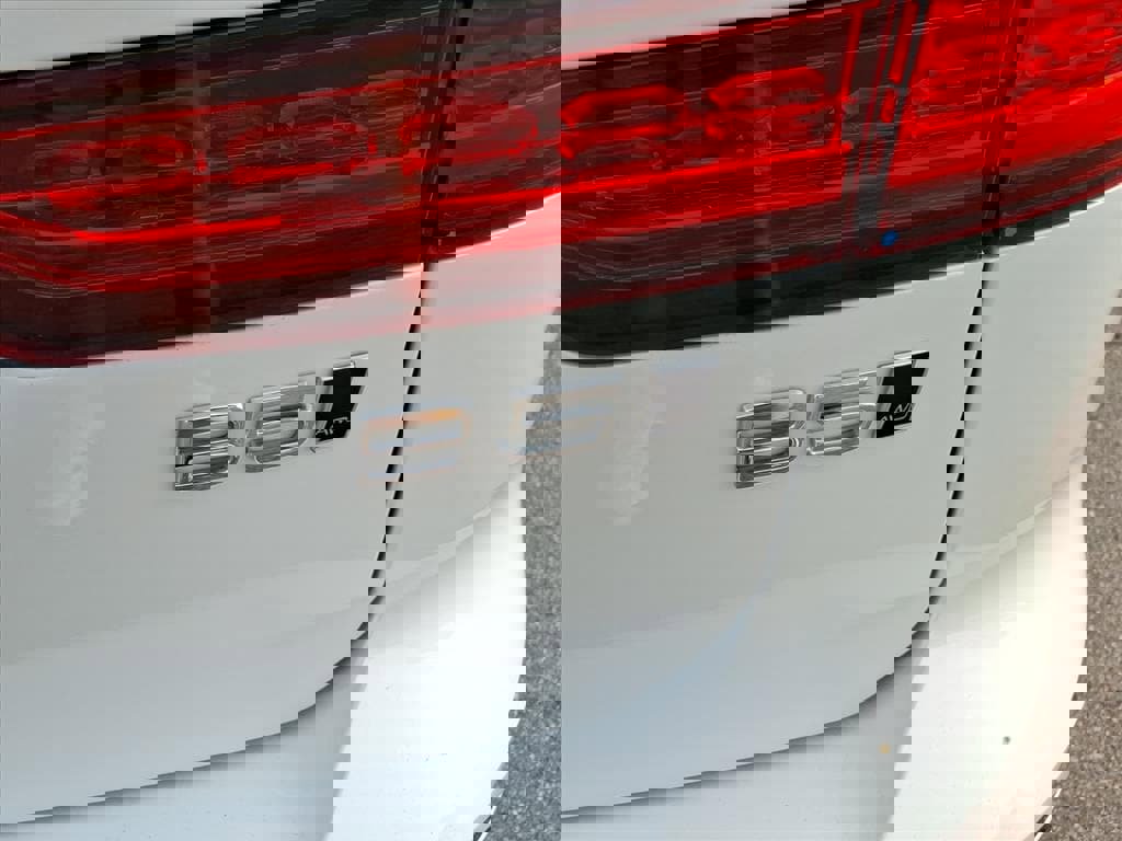 Certified 2023 Volvo V60 B5 Cross Country Plus w/ Climate Package image 6