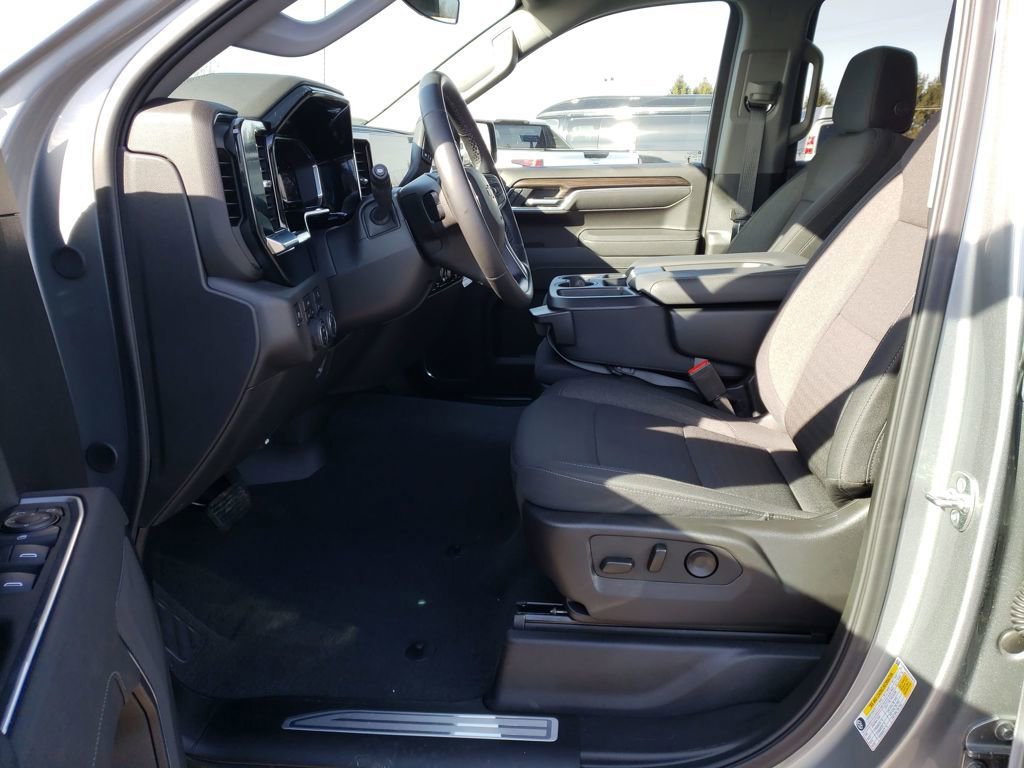 Used 2025 Chevrolet Silverado 1500 LT image 9