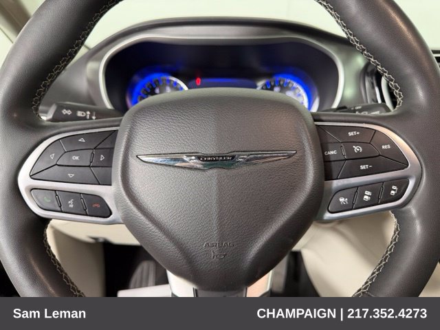 Used 2024 Chrysler Pacifica Touring-L FWD image 16