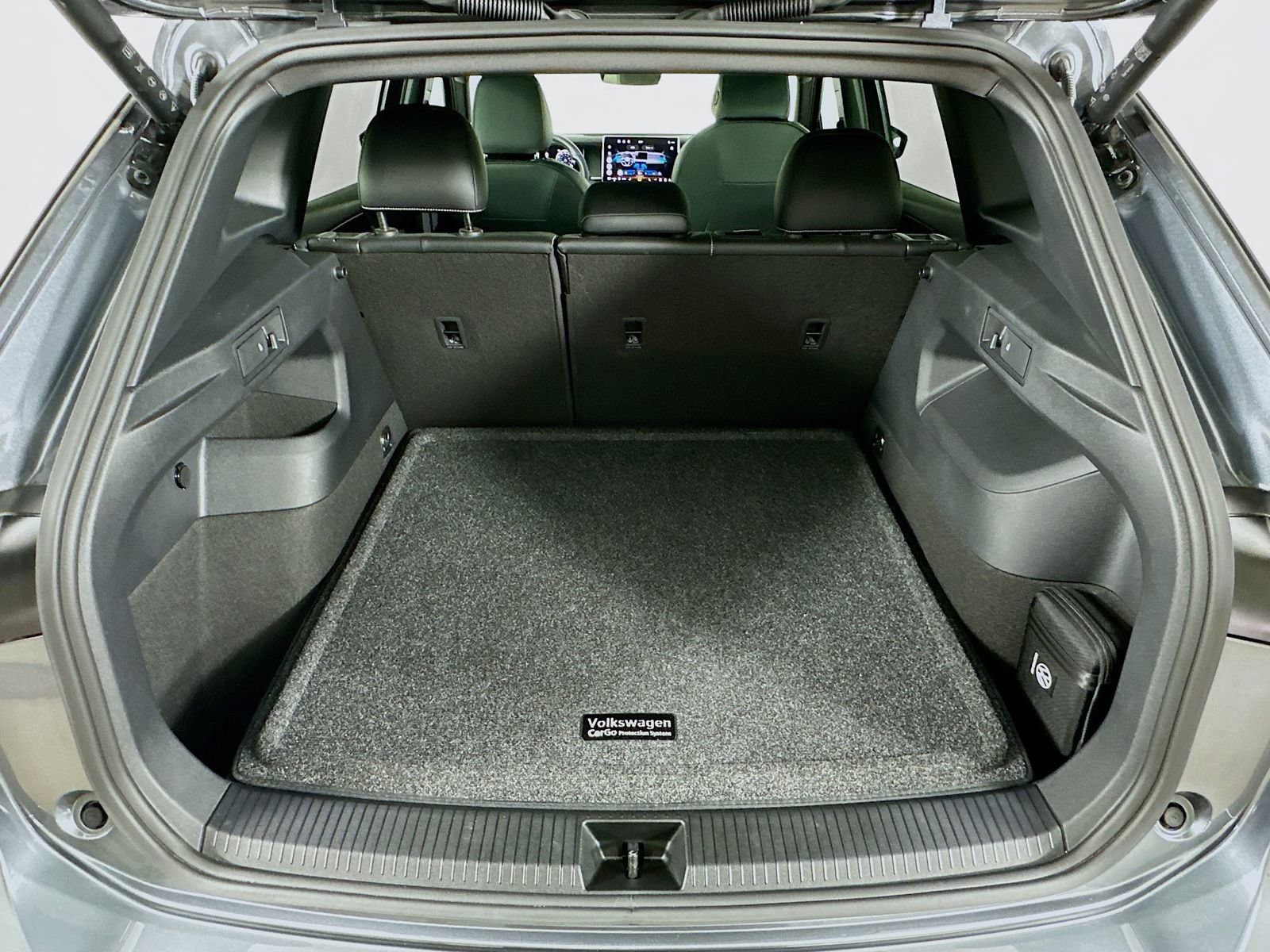 Certified 2025 Volkswagen Tiguan SE R-Line AWD/4WD image 39