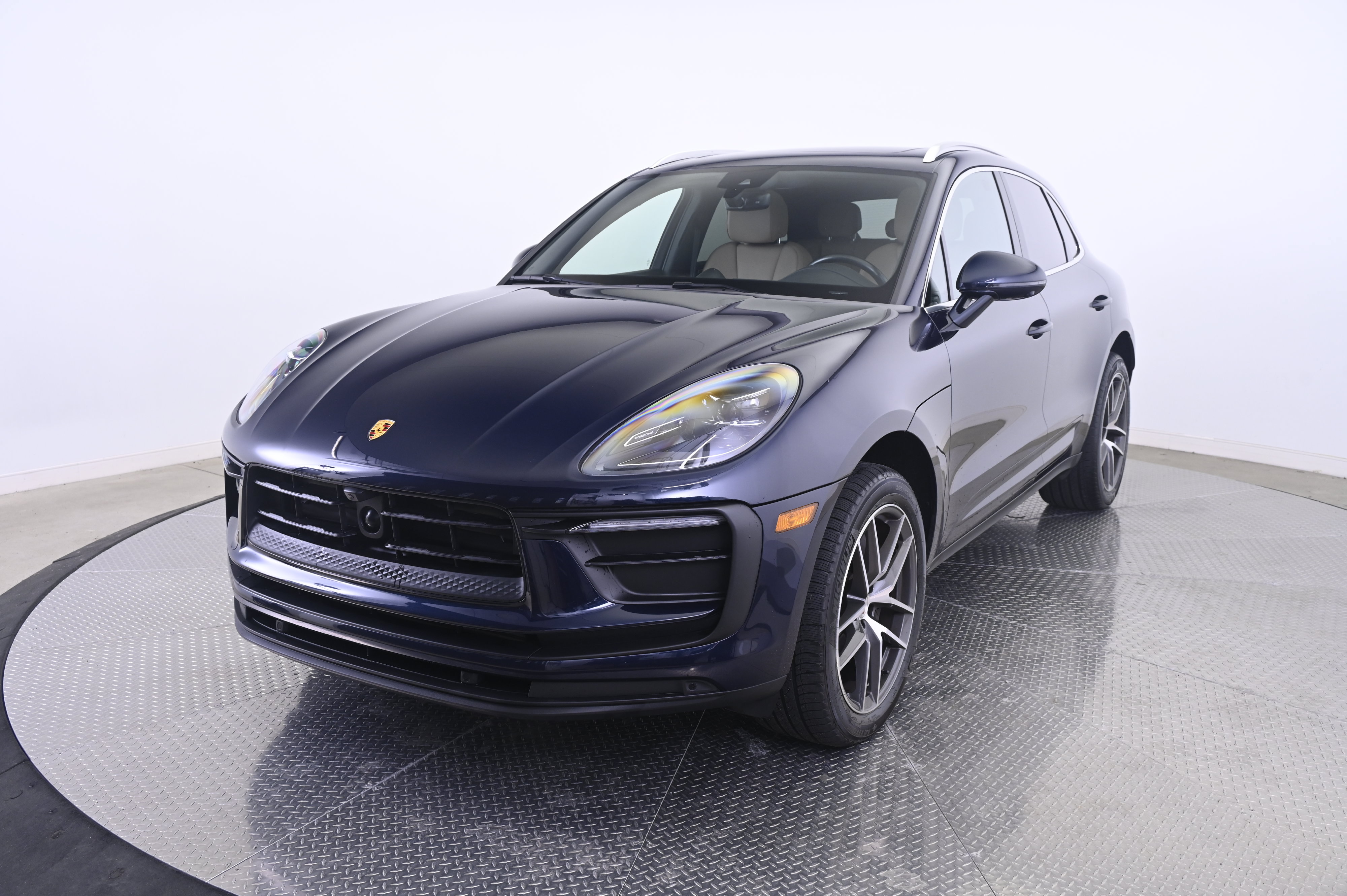 Certified 2023 Porsche Macan AWD/4WD image 1