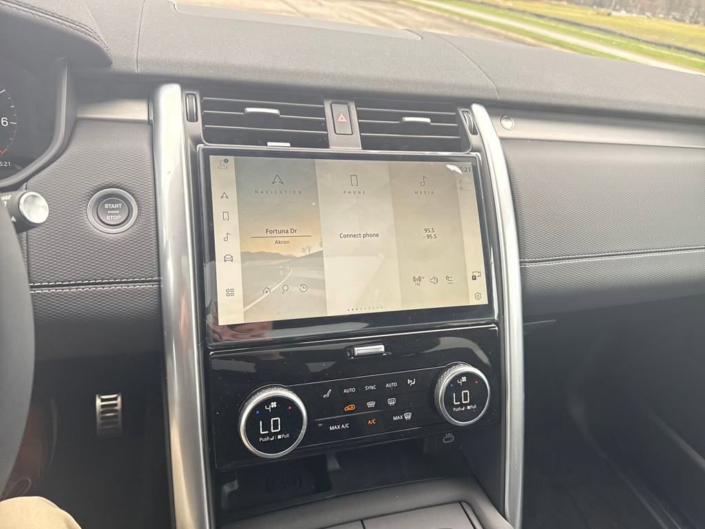 Used 2025 Land Rover Discovery Dynamic SE image 15