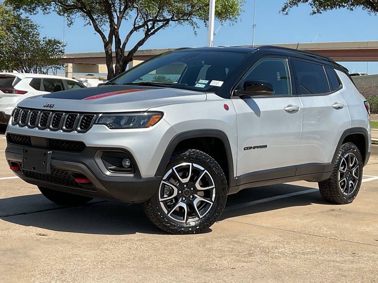 Used 2025 Jeep Compass Trailhawk image 2