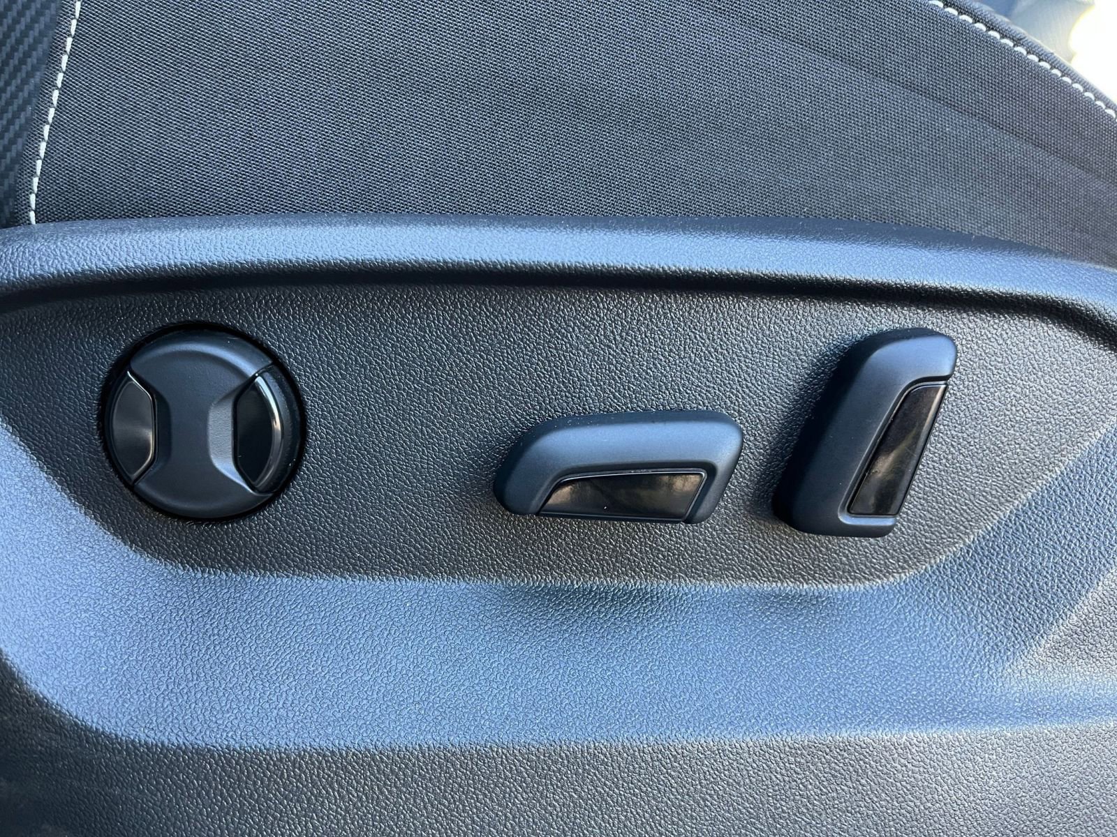 Used 2024 Volkswagen Atlas Cross Sport SE image 25