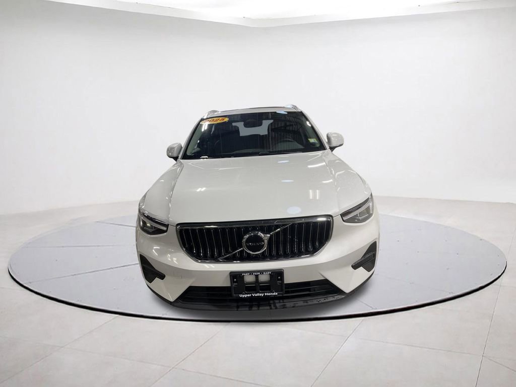 Used 2025 Volvo XC40 B5 Core AWD/4WD image 3