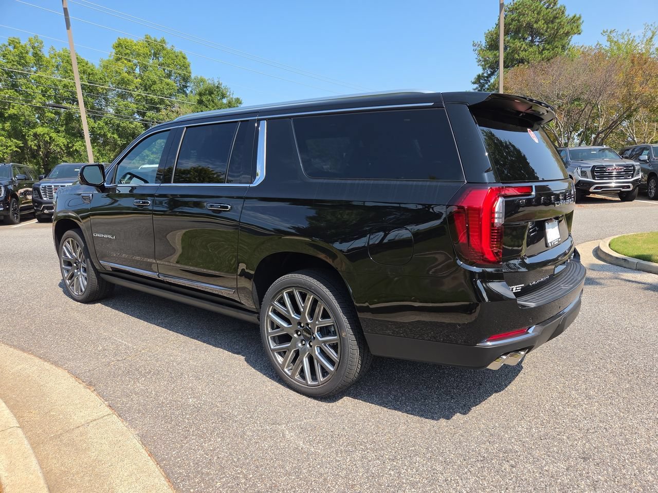 New 2026 GMC Yukon XL Denali Ultimate AWD/4WD image 6