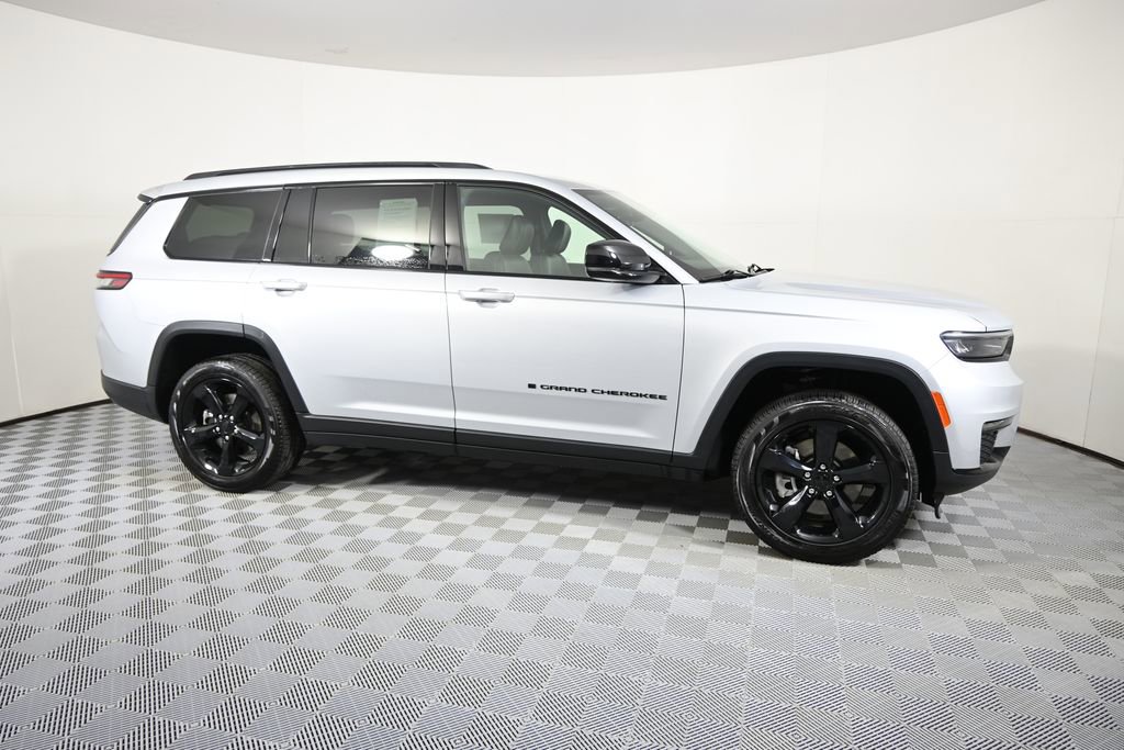 Used 2025 Jeep Grand Cherokee L Limited w/ Black Appearance Package image 8