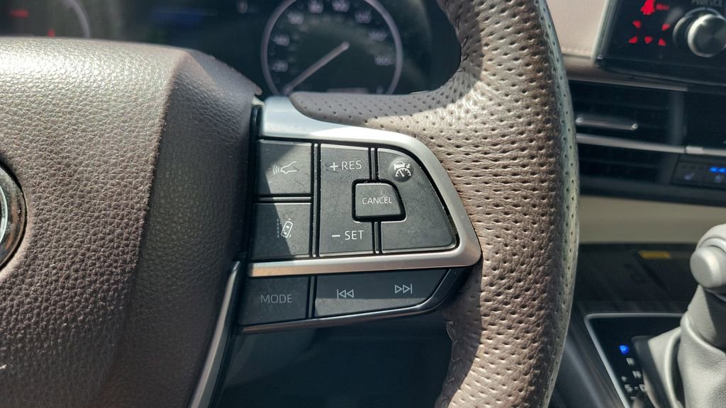 Used 2023 Toyota Sienna Platinum FWD image 22